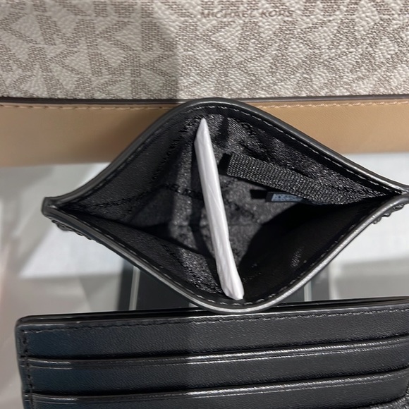 MICHAEL KORS MENS
Cooper Graphic Logo Tall Card Case
Style# 36S3LCOD2B
PINK - Picture 10 of 16